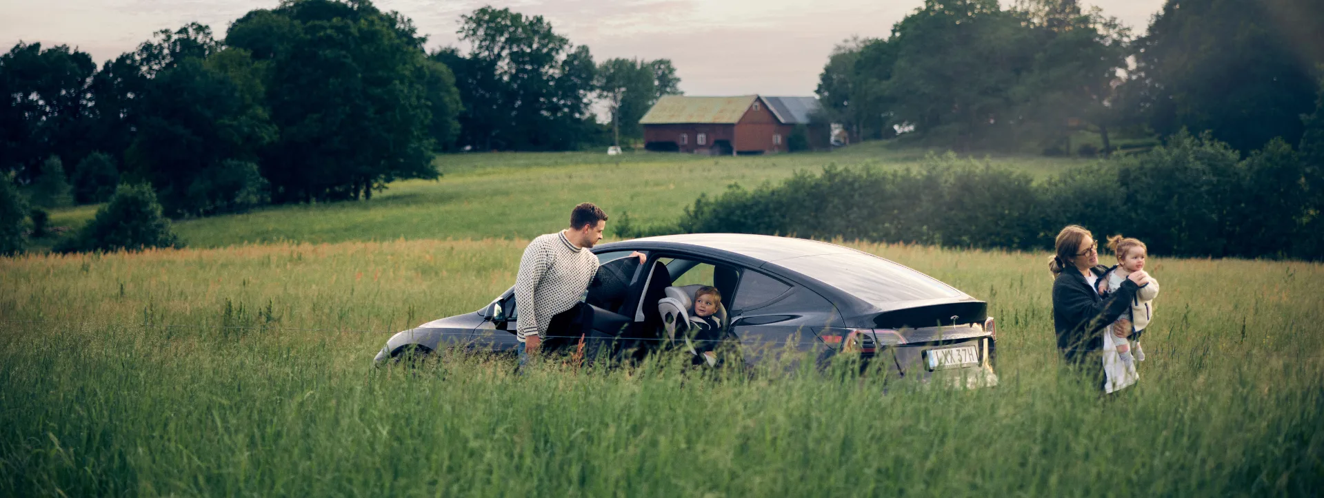 blogpost header lifestyle image family on summer roadtrip