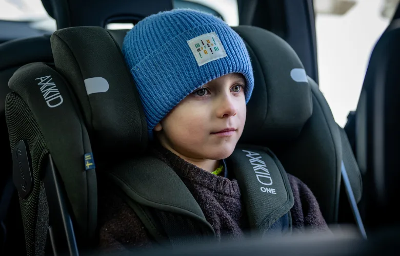footer boy in rear facing car seat [axkid one 3]