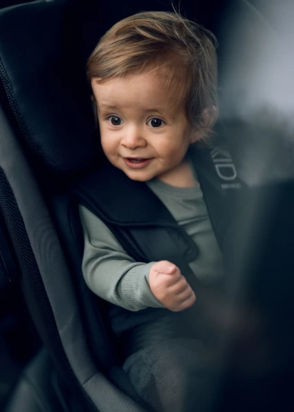 header minikid 4 pro grey child in car seat