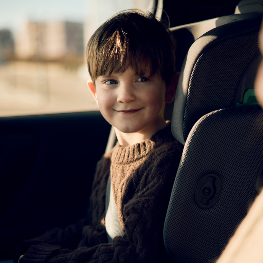 lifestyle axkid up boy in car seat 1x1