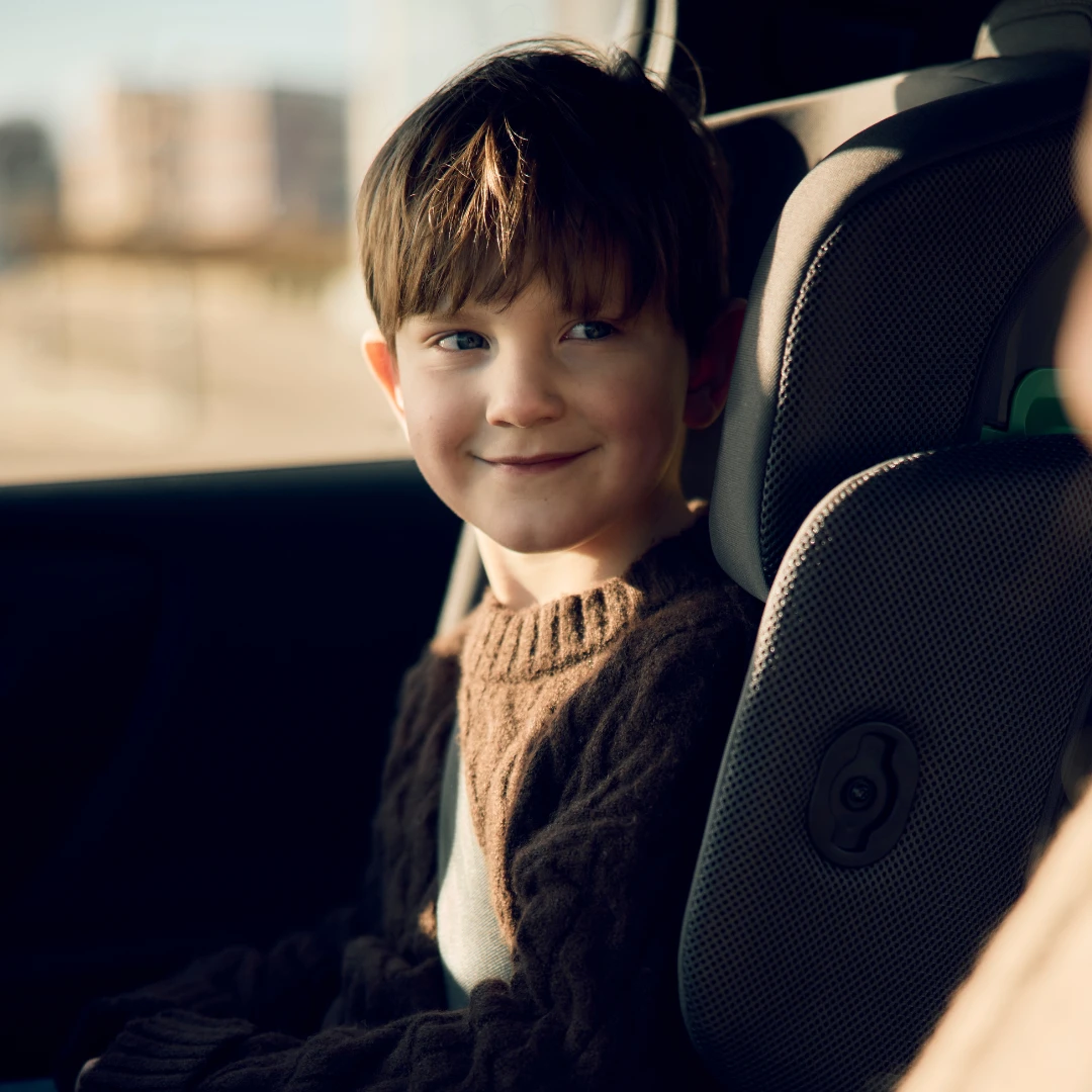lifestyle axkid up boy in car seat 1x1
