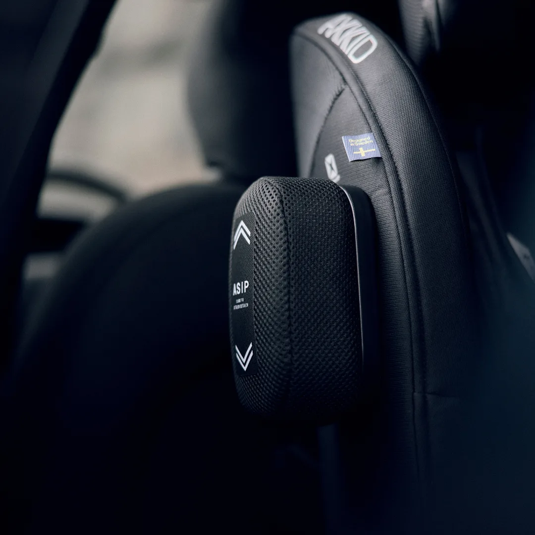 lifestyle minikid 4 max closeup 1x1