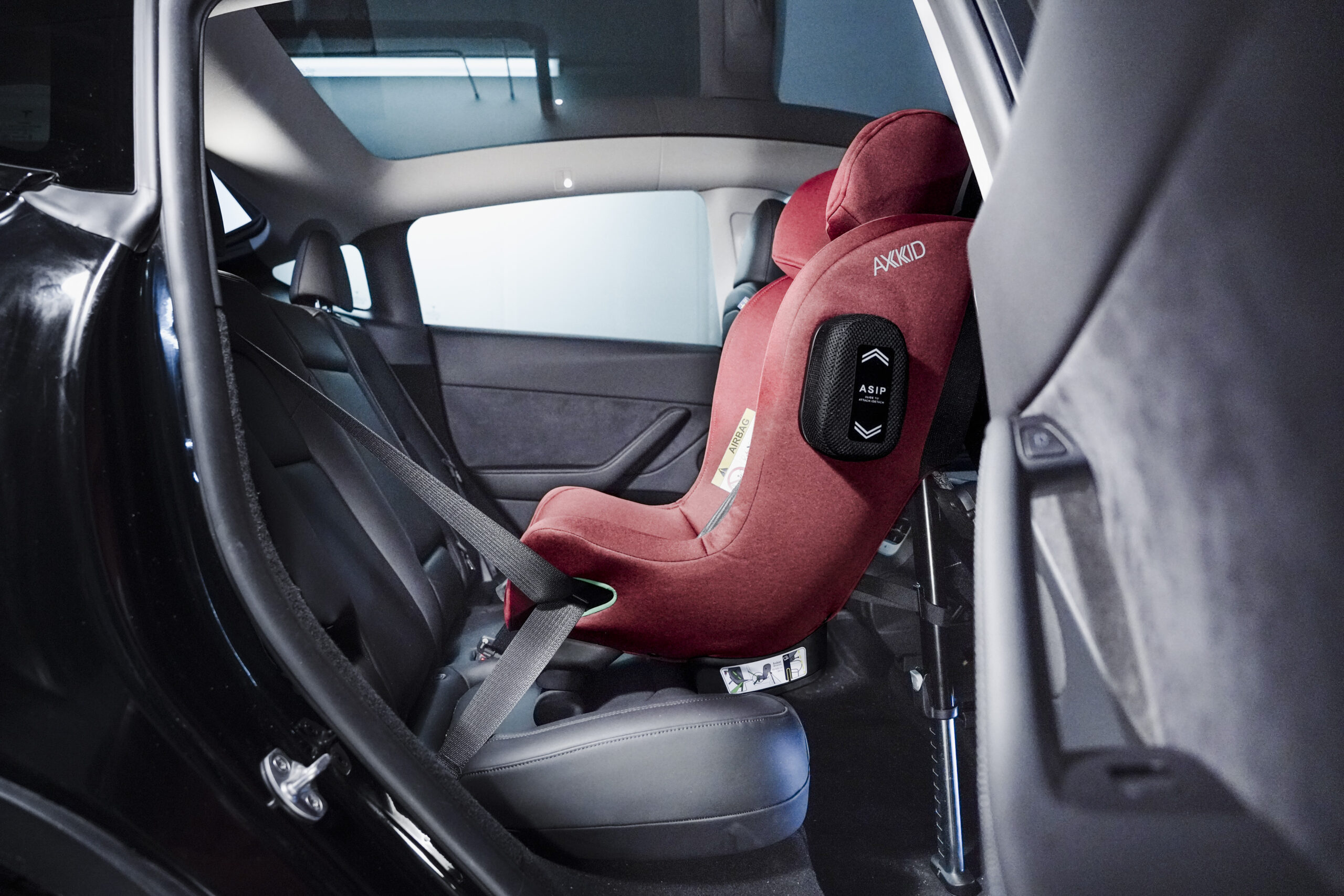 Tesla Model Y baby car seat compatibility Axkid