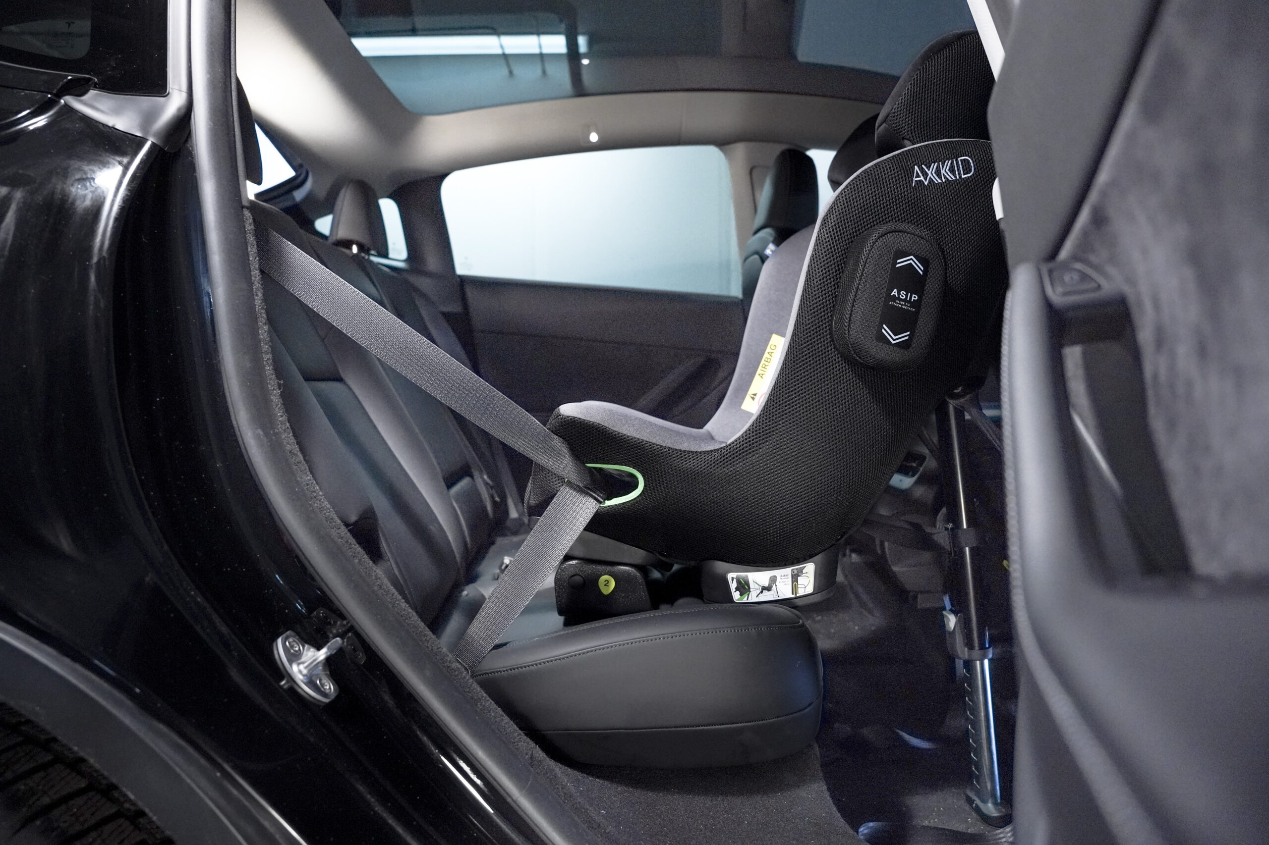 Tesla Model Y baby car seat compatibility Axkid