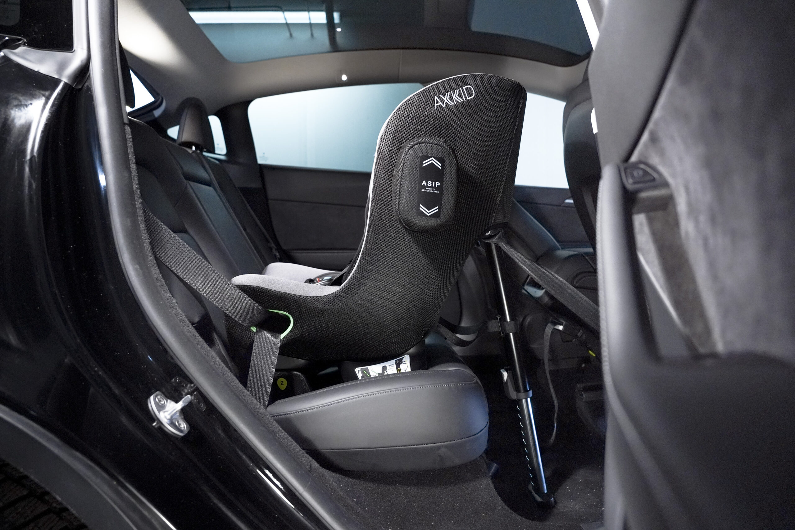 Tesla Model Y baby car seat compatibility Axkid