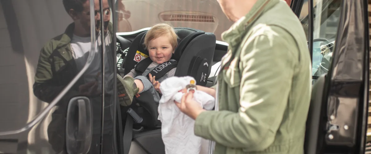 衝突事故後、チャイルドシートはいつ交換すべきか？