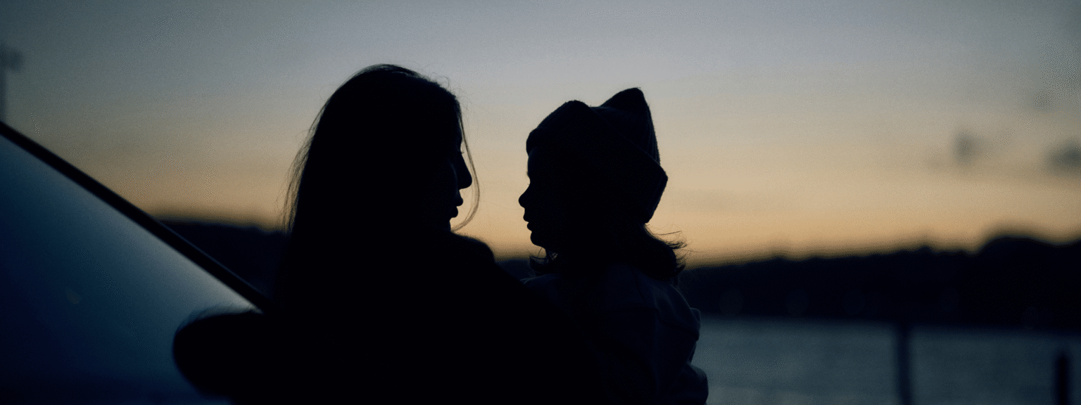lifestyle image persone and child in sunset
