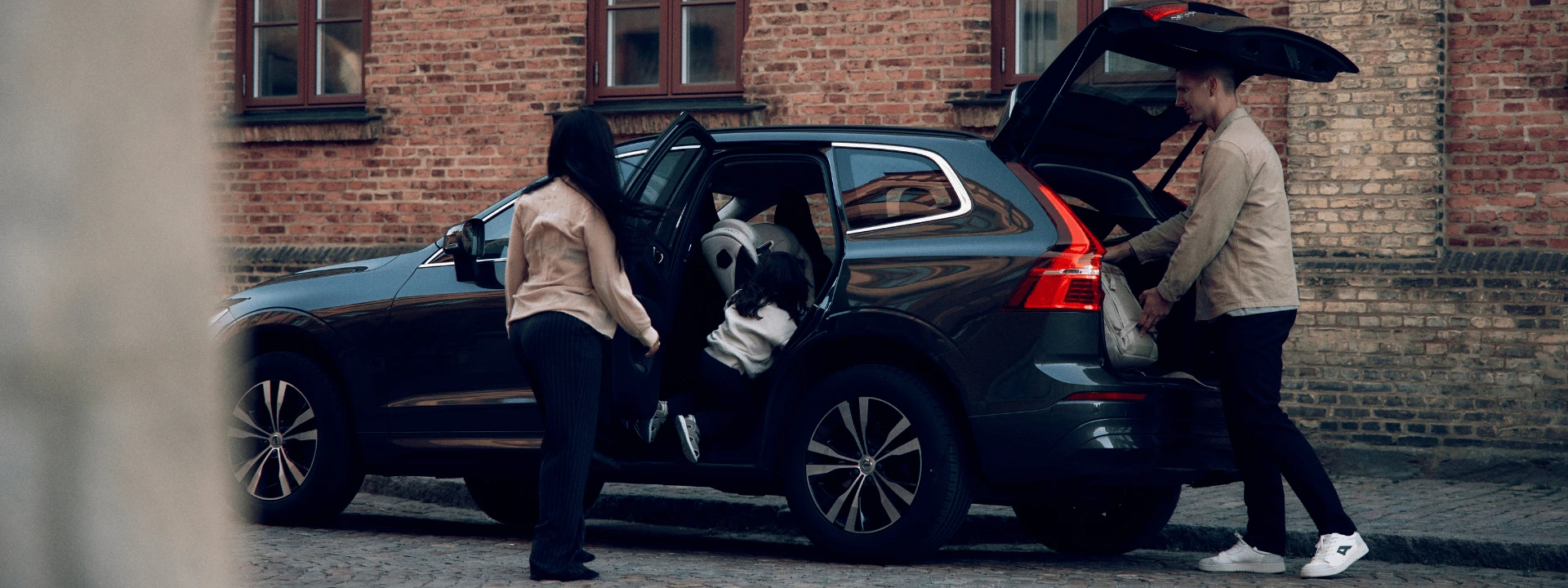 lifestyle image family packing in car