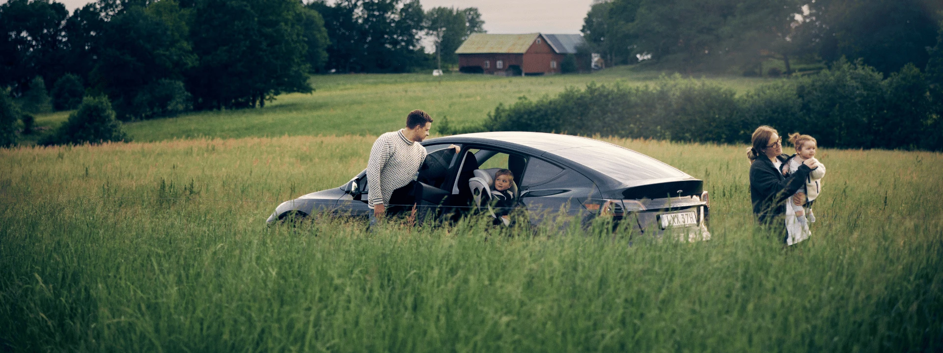 lifestyle image car outside in grass field family